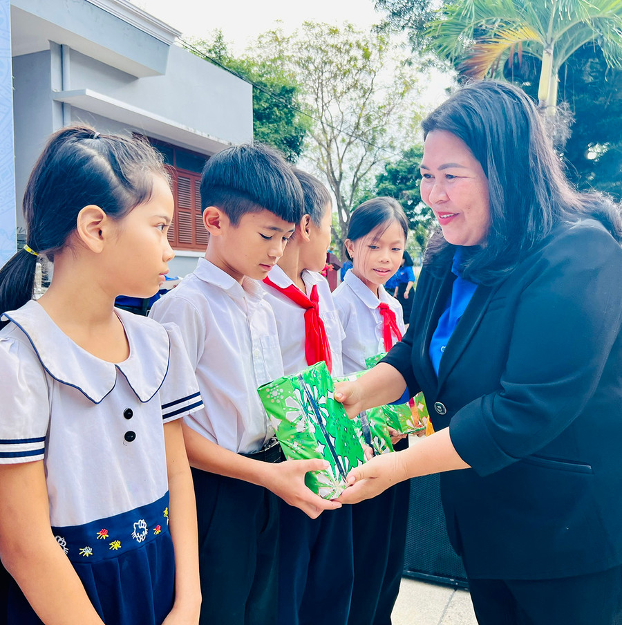 Bí thư Tỉnh Đoàn Hà Thị Giang Thảo tặng quà cho học sinh của thị xã An Khê. Ảnh P.L
