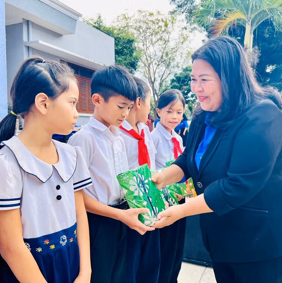 Bí thư Tỉnh Đoàn Hà Thị Giang Thảo tặng quà cho học sinh của thị xã An Khê. Ảnh P.L