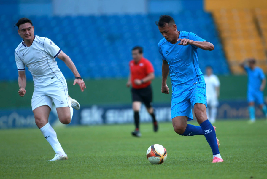 Cuộc đua giữa 2 thủ môn Văn Lâm và Tấn Trường. Ảnh Khang Nguyên Cuộc đua giữa 2 thủ môn Văn Lâm và Tấn Trường. Ảnh Khang Nguyên