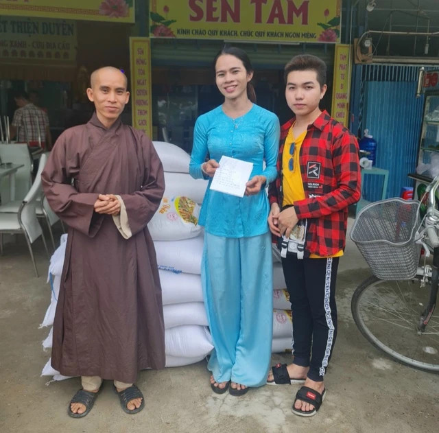 Cúng dường, làm thiện nguyện là cách mà chị Tây Thy "trả ơn" TP.HCM và những người đã giúp đỡ chị ở đây. Ảnh: NVCC Cúng dường, làm thiện nguyện là cách mà chị Tây Thy "trả ơn" TP.HCM và những người đã giúp đỡ chị ở đây. Ảnh: NVCC