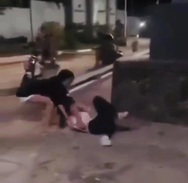 Nhà trường đã mời các em học sinh liên quan lên làm việc, tìm hiểu thông tin dẫn đến gây gổ, đánh nhau. Ảnh: ĐX Nhà trường đã mời các em học sinh liên quan lên làm việc, tìm hiểu thông tin dẫn đến gây gổ, đánh nhau. Ảnh: ĐX