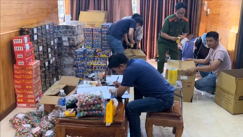 Công an thu giữ hơn 600 kg pháo lậu trong nhà của Trực. Ảnh: VT