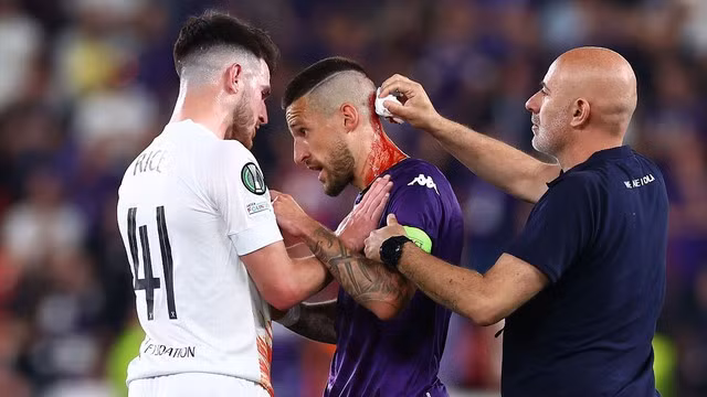 CĐV West Ham khiến Cristiano Biraghi bị vỡ đầu ở chung kết Conference League. Ảnh: REUTERS CĐV West Ham khiến Cristiano Biraghi bị vỡ đầu ở chung kết Conference League. Ảnh: REUTERS