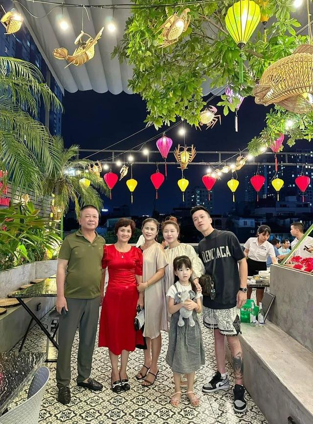 Mẹ con chị Hoa luôn được gia đình chồng yêu thương. Ảnh NVCC