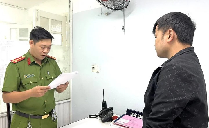 Cơ quan công an tống đạt quyết định bắt Võ Thành Tám.