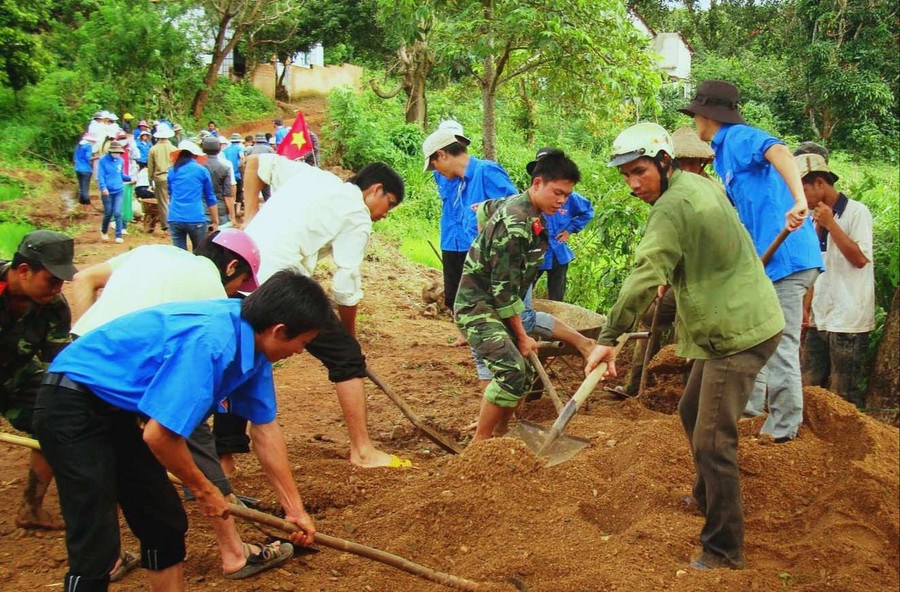 Thanh niên tình nguyện giúp dân làm đường giao thông nông thôn. Ảnh: HL Thanh niên tình nguyện giúp dân làm đường giao thông nông thôn. Ảnh: HL