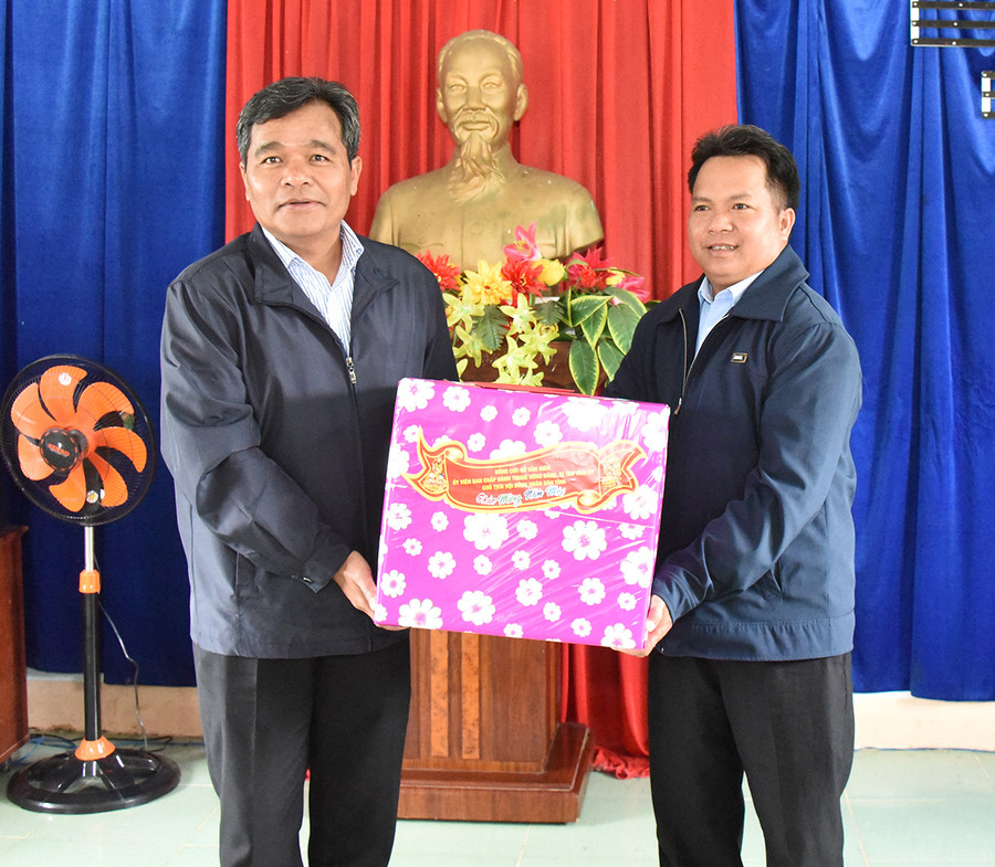Bí thư Tỉnh ủy Hồ Văn Niên (bìa trái) tặng quà cho xã Krong, huyện Kbang. Ảnh: Đức Thụy Bí thư Tỉnh ủy Hồ Văn Niên (bìa trái) tặng quà cho xã Krong, huyện Kbang. Ảnh: Đức Thụy