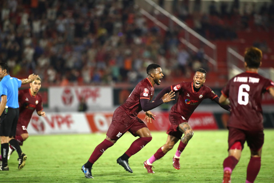 Rafaelson và Jermie Lynch cùng &quot;nổ súng&quot; cho CLB Bình Định. Ảnh: Dũng Nguyễn