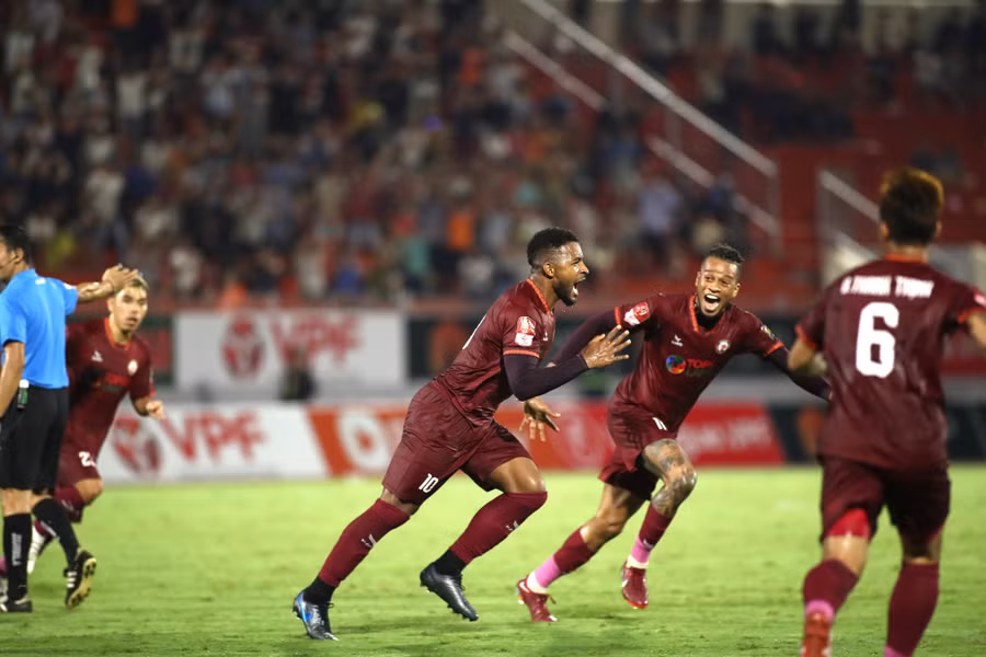 Rafaelson và Jermie Lynch cùng nổ súng cho CLB Bình Định Rafaelson và Jermie Lynch cùng "nổ súng" cho CLB Bình Định. Ảnh: Dũng Nguyễn