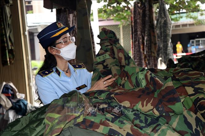 Lực lượng chức năng kiểm tra hàng hóa là quần áo rằn ri tại số 183 đường Hùng Vương, thị trấn Đăk Hà, huyện Đăk Hà (Kon Tum). Lực lượng chức năng kiểm tra hàng hóa là quần áo rằn ri tại số 183 đường Hùng Vương, thị trấn Đăk Hà, huyện Đăk Hà (Kon Tum).