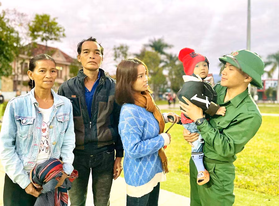 Anh Hồ Văn Dương (làng Lợt, xã Đak Hlơ, huyện Kbang) chia tay vợ con và người thân trước khi lên đường nhập ngũ. Ảnh: Minh Nguyễn