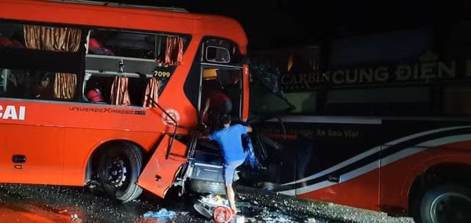 Hiện trường vụ tai nạn 2 xe khách tông nhau khiến nhiều người thương vong. Ảnh: Theo YÊN BÁI 24H