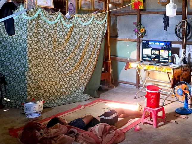 Căn nhà quây bằng tôn nóng bức của gia đình chị Ksor Hmi Căn nhà quây bằng tôn nóng bức của gia đình chị Ksor Hmi