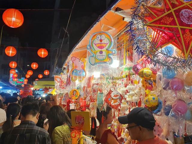 Cả cung đường ngập tràn một sắc đỏ. Cả cung đường ngập tràn một sắc đỏ.