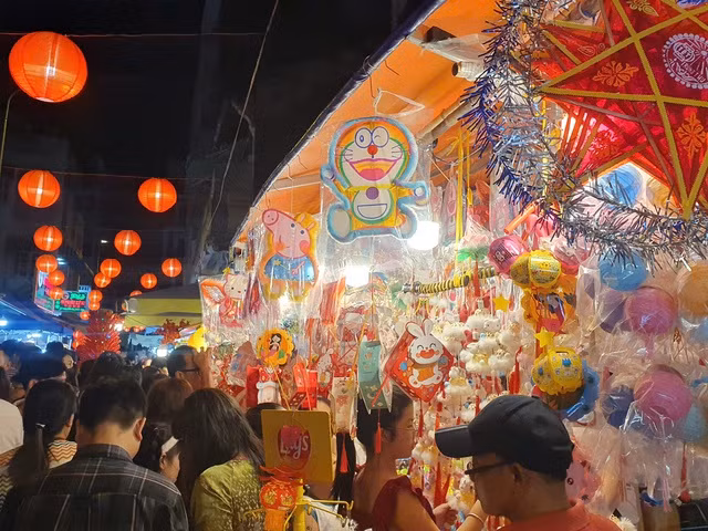 Cả cung đường ngập tràn một sắc đỏ.