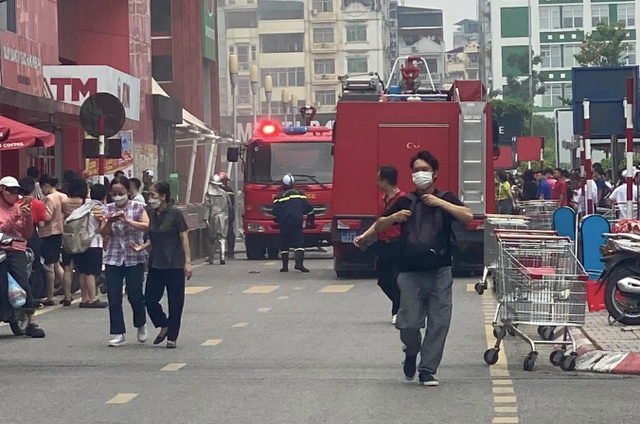 Lực lượng cảnh sát PCCC đến để dập lửa. Ảnh: M.X.H