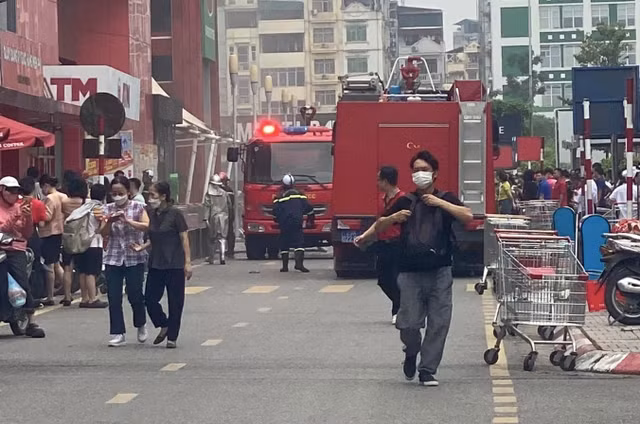 Lực lượng cảnh sát PCCC đến để dập lửa. Ảnh: M.X.H Lực lượng cảnh sát PCCC đến để dập lửa. Ảnh: M.X.H