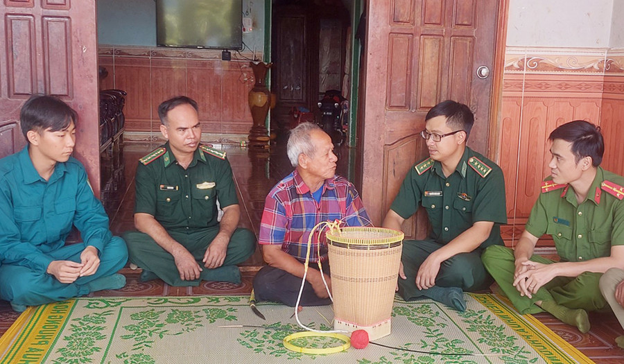 Cán bộ Đồn Biên phòng CKQT Lệ Thanh phối hợp với lực lượng Công an và dân quân tuyên truyền, vận động người dân chấp hành các quy định của pháp luật. Ảnh: V.H Cán bộ Đồn Biên phòng CKQT Lệ Thanh phối hợp với lực lượng Công an và dân quân tuyên truyền, vận động người dân chấp hành các quy định của pháp luật. Ảnh: V.H