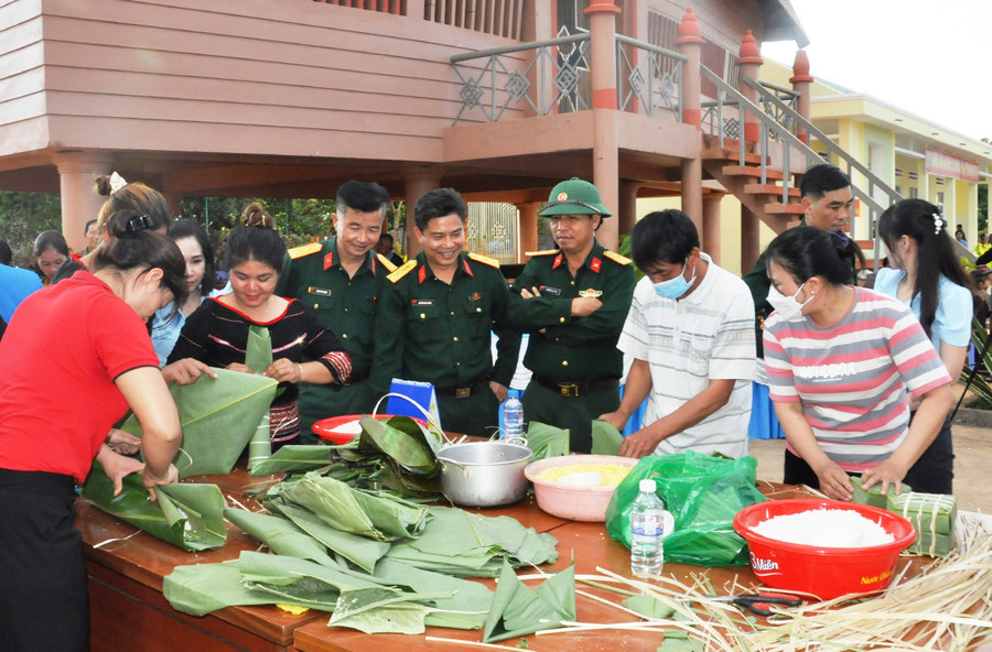 Cán bộ Công ty TNHH một thành viên 74 (Binh đoàn 15) gói bánh chưng tặng người nghèo đón Tết. Ảnh: Vĩnh Hoàng Cán bộ Công ty TNHH một thành viên 74 (Binh đoàn 15) gói bánh chưng tặng người nghèo đón Tết. Ảnh: Vĩnh Hoàng