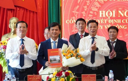 Lãnh đạo Tỉnh ủy, UBND tỉnh Đắk Nông trao quyết định điều động, chúc mừng ông Châu Ngọc Lương giữ chức vụ Giám đốc Sở LĐ-TB-XH. Ảnh C.T.V Lãnh đạo Tỉnh ủy, UBND tỉnh Đắk Nông trao quyết định điều động, chúc mừng ông Châu Ngọc Lương giữ chức vụ Giám đốc Sở LĐ-TB-XH. Ảnh C.T.V