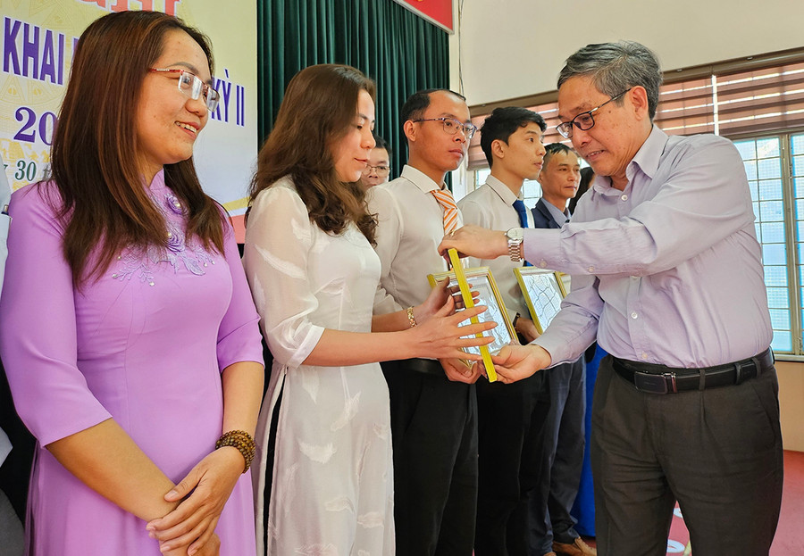 Giám đốc Sở GD-ĐT Lê Duy Định tặng giấy khen cho các cá nhân có thành tích xuất sắc trong phong trào thi đua chuyên đề của ngành. Ảnh: M.T Giám đốc Sở GD-ĐT Lê Duy Định tặng giấy khen cho các cá nhân có thành tích xuất sắc trong phong trào thi đua chuyên đề của ngành. Ảnh: M.T