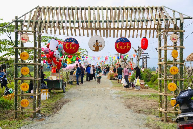 Phiên chợ gánh được tổ chức thành công, thu hút đông đảo người đến tham quan, mua sắm. Phiên chợ gánh được tổ chức thành công, thu hút đông đảo người đến tham quan, mua sắm.