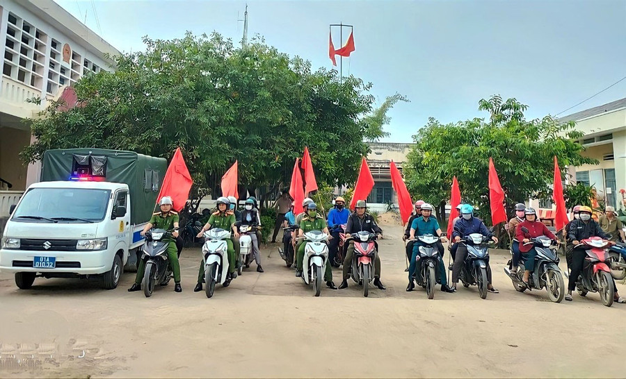 Công an xã Ia Broăi phối hợp tổ chức ra quân cao điểm tấn công trấn áp tội phạm. Ảnh: H.T