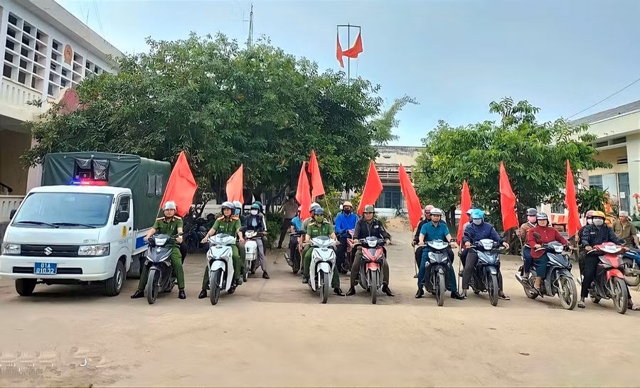 Công an xã Ia Broăi phối hợp tổ chức ra quân cao điểm tấn công trấn áp tội phạm. Ảnh: H.T