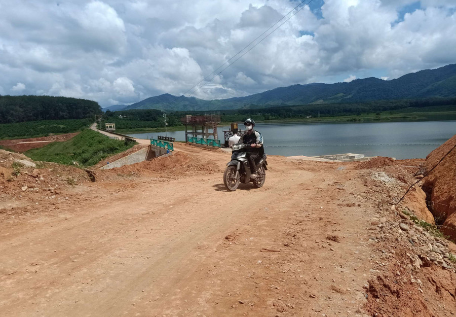 Đoạn đường liên xã qua đập Đăk Loh bị hư hỏng. Ảnh: P.N Đoạn đường liên xã qua đập Đăk Loh bị hư hỏng. Ảnh: P.N