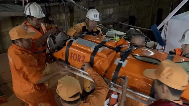 Bệnh nhân được đưa về đất liền cấp cứu.