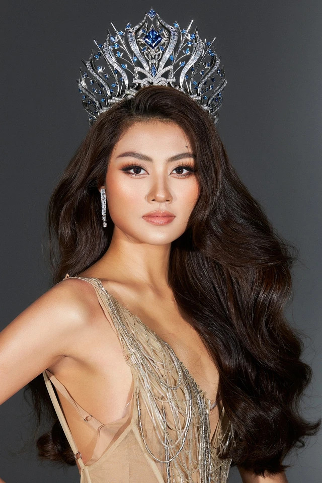 Ngay sau đêm đăng quang Hoa hậu Hoàn vũ Việt Nam 2023 (Miss Cosmo Vietnam), Bùi Thị Xuân Hạnh nhận khá nhiều ý kiến tranh cãi từ fan sắc đẹp Việt. Tuy nhiên, người đẹp sinh năm 2001 dần chinh phục được khán giả nhờ nhan sắc ngày càng mặn mà và cách ứng xử tinh tế. Ảnh: Hoàng Phúc