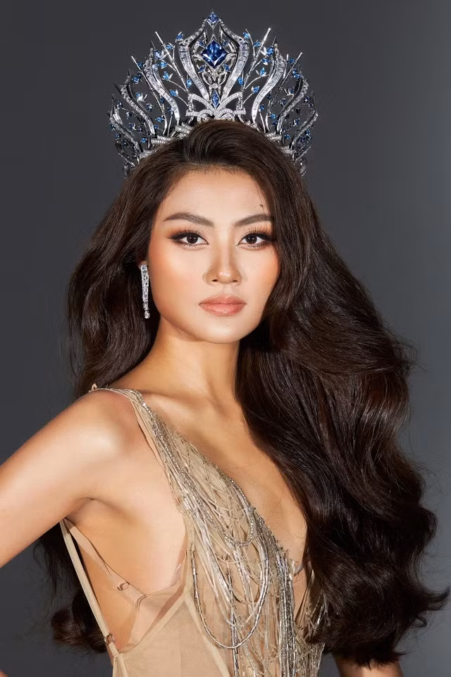 Ngay sau đêm đăng quang Hoa hậu Hoàn vũ Việt Nam 2023 (Miss Cosmo Vietnam), Bùi Thị Xuân Hạnh nhận khá nhiều ý kiến tranh cãi từ fan sắc đẹp Việt. Tuy nhiên, người đẹp sinh năm 2001 dần chinh phục được khán giả nhờ nhan sắc ngày càng mặn mà và cách ứng xử tinh tế. Ảnh: Hoàng Phúc