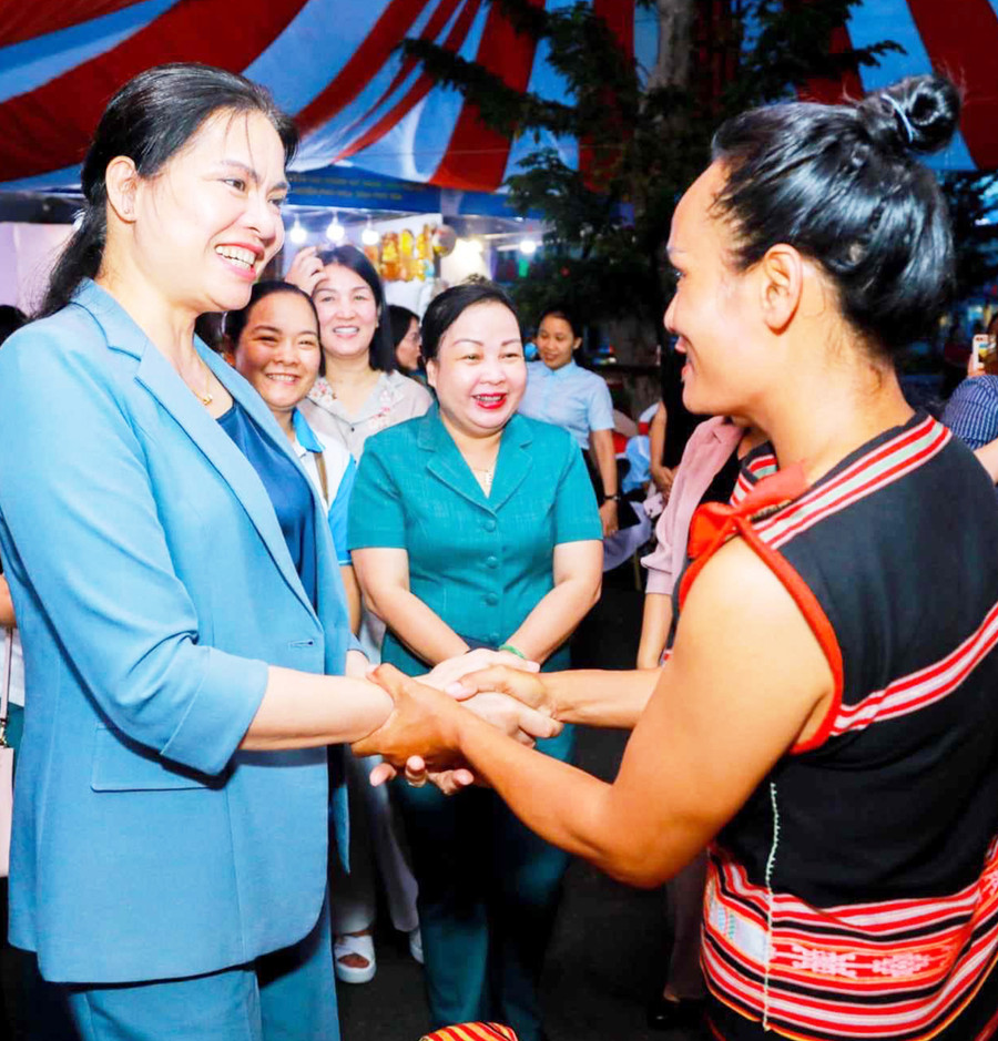 Chủ tịch Hội LHPN Việt Nam Hà Thị Nga chúc mừng chị H'Uyên Niê xuất sắc với dự án khởi nghiệp từ du lịch cộng đồng (ảnh nhân vật cung cấp). Chủ tịch Hội LHPN Việt Nam Hà Thị Nga chúc mừng chị H'Uyên Niê xuất sắc với dự án khởi nghiệp từ du lịch cộng đồng (ảnh nhân vật cung cấp).