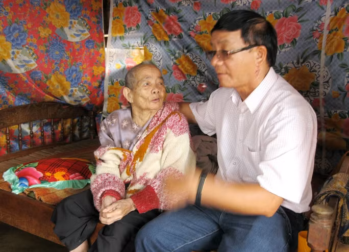 Tướng Trịnh Hoàng Lâm thăm mẹ đồng đội cũ đã hy sinh nhân dịp kỷ niệm ngày Thương binh liệt sĩ 27-7 Tướng Trịnh Hoàng Lâm thăm mẹ đồng đội cũ đã hy sinh nhân dịp kỷ niệm ngày Thương binh liệt sĩ 27-7