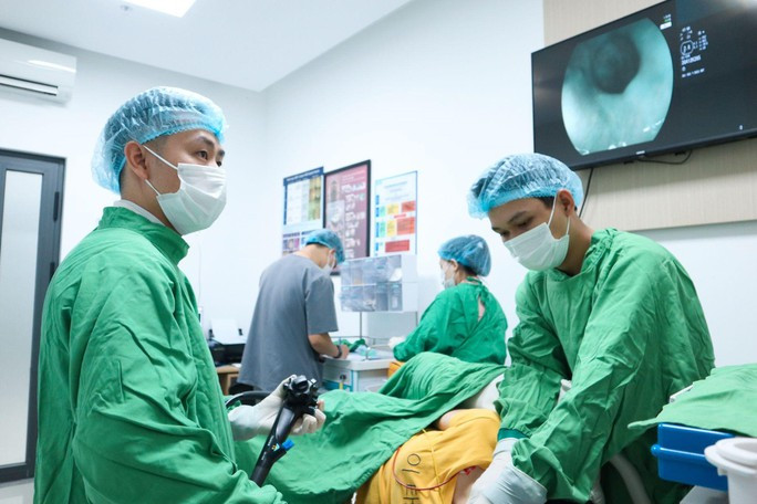 Các bác sĩ Bệnh viện Đại học Y dược Buôn Ma Thuột thực hiện nội soi dạ dày cho bệnh nhân