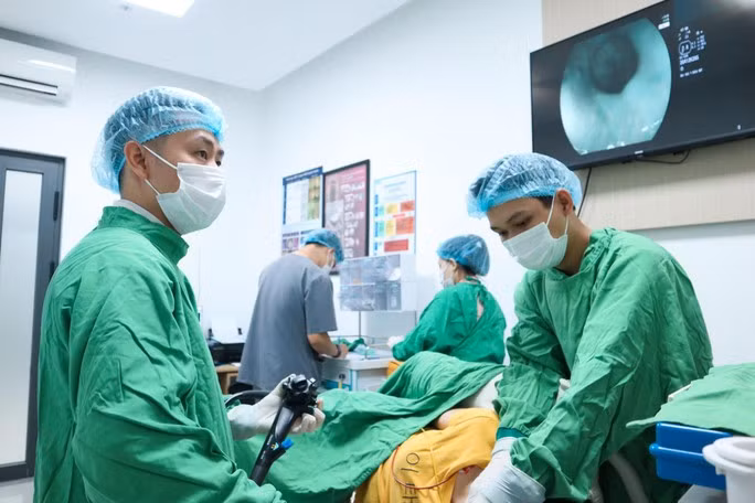 Các bác sĩ Bệnh viện Đại học Y dược Buôn Ma Thuột thực hiện nội soi dạ dày cho bệnh nhân