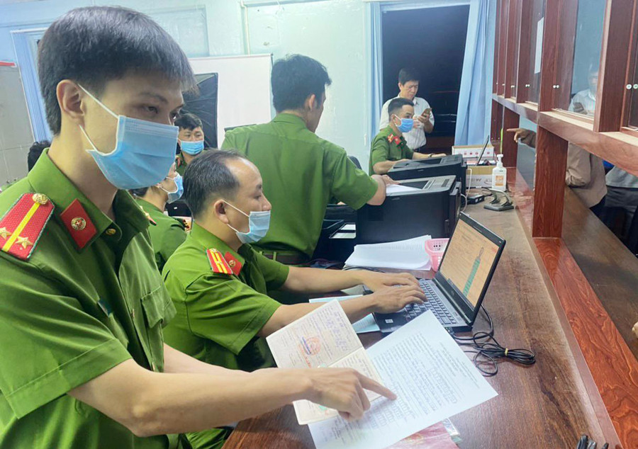 Lực lượng Cảnh sát Quản lý hành chính về trật tự xã hội Công an tỉnh làm thủ tục cấp CCCD cho công dân vào ban đêm (ảnh Công an tỉnh cung cấp). Lực lượng Cảnh sát Quản lý hành chính về trật tự xã hội Công an tỉnh làm thủ tục cấp CCCD cho công dân vào ban đêm (ảnh Công an tỉnh cung cấp).