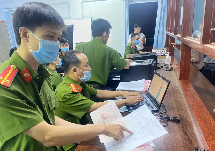 Lực lượng Cảnh sát Quản lý hành chính về trật tự xã hội Công an tỉnh làm thủ tục cấp CCCD cho công dân vào ban đêm (ảnh Công an tỉnh cung cấp).