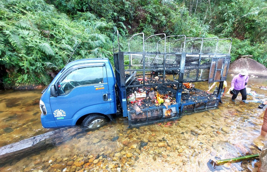 Vụ cháy khiến thùng xe tải và toàn bộ bánh kẹo bên trong bị thiêu rụi hoàn toàn Vụ cháy khiến thùng xe tải và toàn bộ bánh kẹo bên trong bị thiêu rụi hoàn toàn