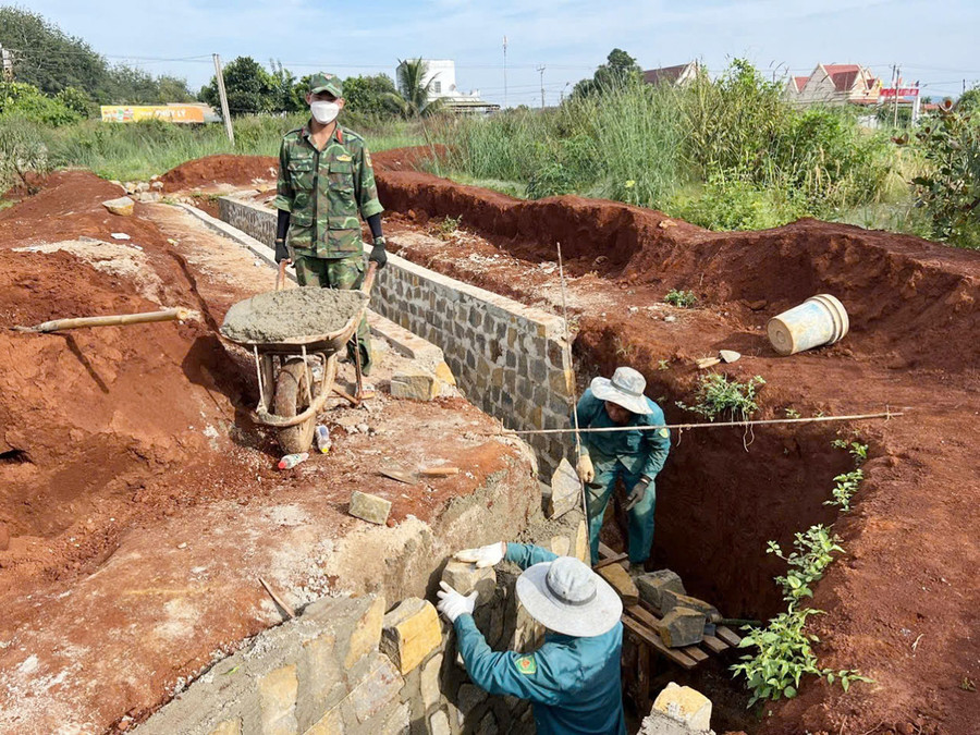 Cán bộ, chiến sĩ Đại đội Công binh thi công công trình. Ảnh: V.H