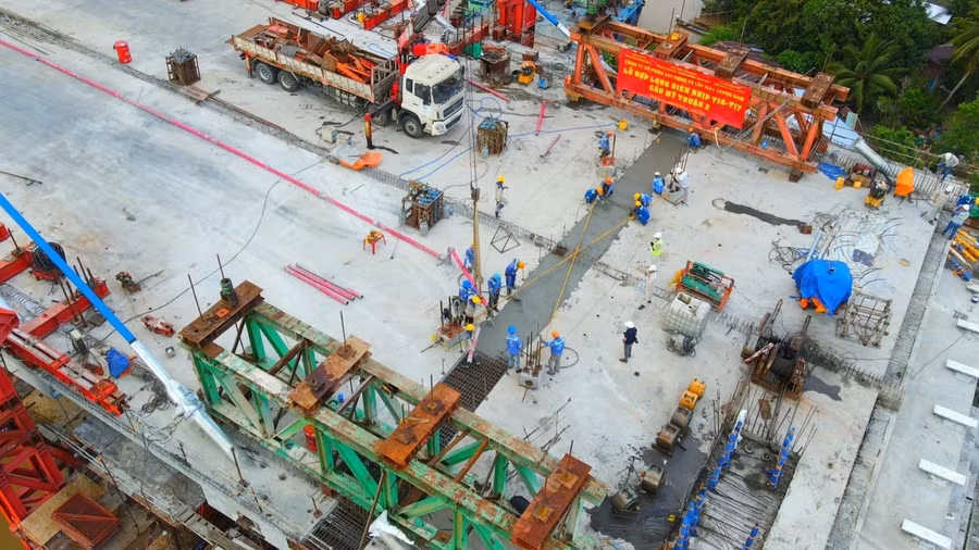 Theo ông Trịnh Trường Hải - Giám đốc điều hành dự án cầu Mỹ Thuận 2, đến cuối tháng 10, khi căng 12 bó cáp văng và đúc xong 3 đốt dầm mỗi bên của nhịp chính thì sẽ được hợp long cầu chính và công trình sẽ hoàn thành vào cuối năm 2023. Trong ảnh: Nhịp biên phía bờ Vĩnh Long đã hợp long. Theo ông Trịnh Trường Hải - Giám đốc điều hành dự án cầu Mỹ Thuận 2, đến cuối tháng 10, khi căng 12 bó cáp văng và đúc xong 3 đốt dầm mỗi bên của nhịp chính thì sẽ được hợp long cầu chính và công trình sẽ hoàn thành vào cuối năm 2023. Trong ảnh: Nhịp biên phía bờ Vĩnh Long đã hợp long.