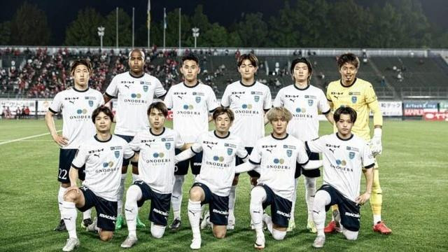 Công Phượng (ngoài cùng bên trái, hàng dưới) lần đầu đá chính cho Yokohama FC. Công Phượng (ngoài cùng bên trái, hàng dưới) lần đầu đá chính cho Yokohama FC.