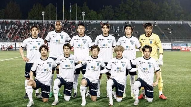 Công Phượng (ngoài cùng bên trái, hàng dưới) lần đầu đá chính cho Yokohama FC.