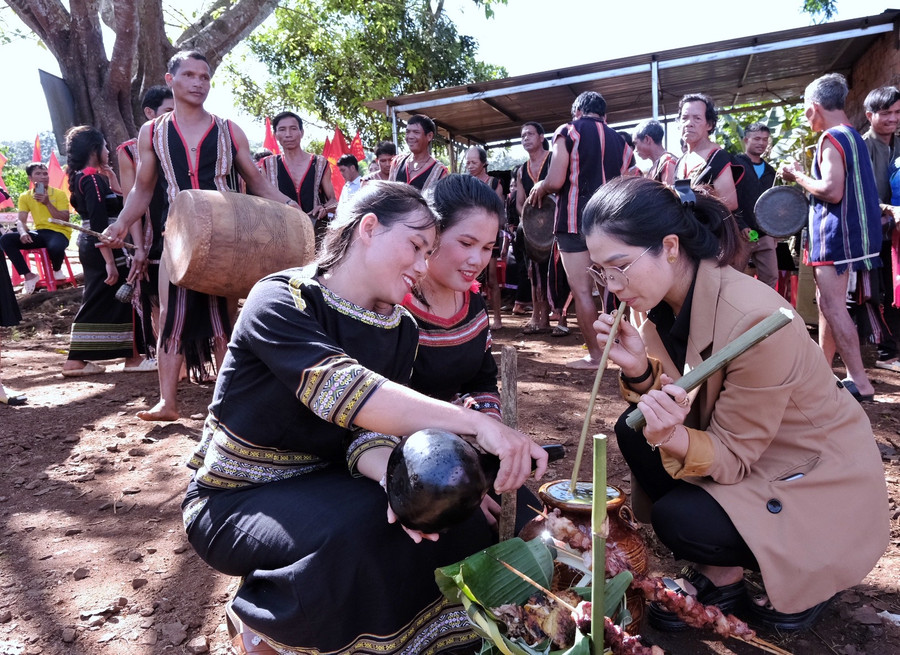 Khôi phục lễ mừng lúa mới góp phần gìn giữ các nét văn hóa của đồng bào Bahnar. Ảnh: Hoàng Ngọc