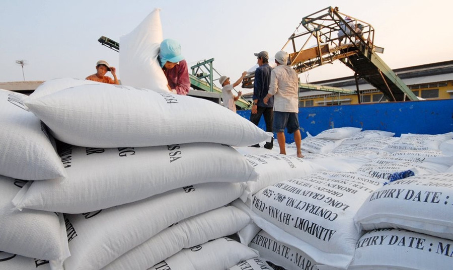 Thông tư này quy định hạn ngạch thuế quan nhập khẩu đối với mặt hàng gạo và lá thuốc lá khô có xuất xứ từ Vương quốc Campuchia được hưởng thuế suất thuế nhập khẩu ưu đãi đặc biệt (ảnh nguồn internet) Thông tư này quy định hạn ngạch thuế quan nhập khẩu đối với mặt hàng gạo và lá thuốc lá khô có xuất xứ từ Vương quốc Campuchia được hưởng thuế suất thuế nhập khẩu ưu đãi đặc biệt (ảnh nguồn internet)