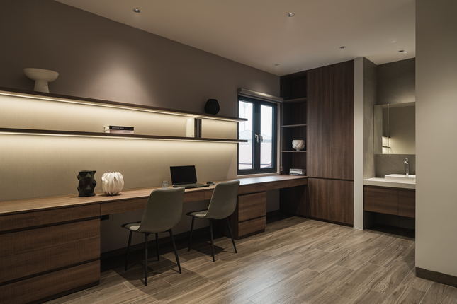 Phòng học ở tầng 3 có bàn ghế và tủ lưu trữ.