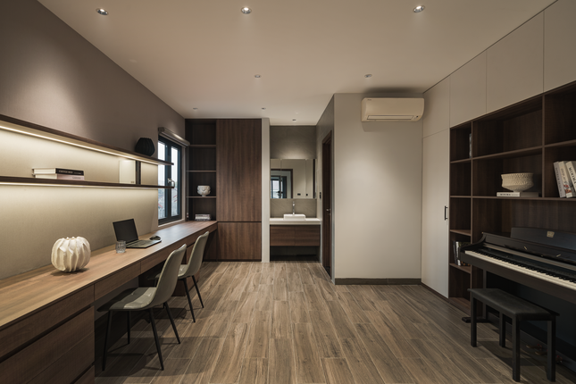 Đối diện với bàn học là nơi tập đàn piano cho trẻ.