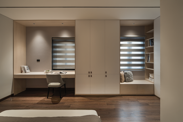 Bàn học của trẻ và nơi đọc sách được thiết kế đối diện giường ngủ.