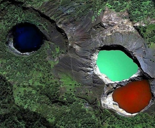 Quần thể ba hồ Kelimutu Indonesia. Ảnh: @pitravelers_idn. Quần thể ba hồ Kelimutu Indonesia. Ảnh: @pitravelers_idn.