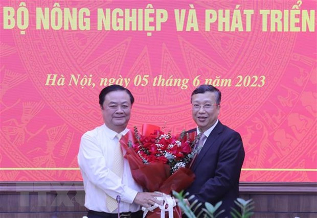 Bộ trưởng Bộ Nông nghiệp và Phát triển nông thôn Lê Minh Hoan chúc mừng Thứ trưởng Hoàng Trung. (Ảnh: Lâm Khánh/TTXVN) Bộ trưởng Bộ Nông nghiệp và Phát triển nông thôn Lê Minh Hoan chúc mừng Thứ trưởng Hoàng Trung. (Ảnh: Lâm Khánh/TTXVN)